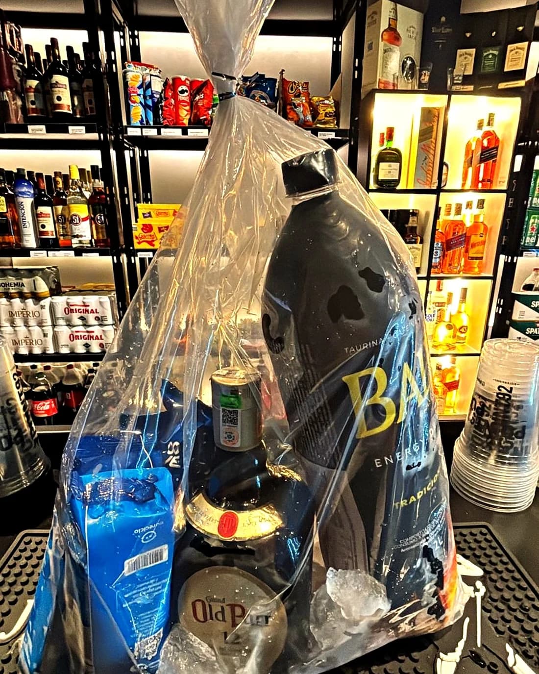 Saco com Old Parr 12 anos, energético Baly, gelo e copos descartáveis, pronto pra levar